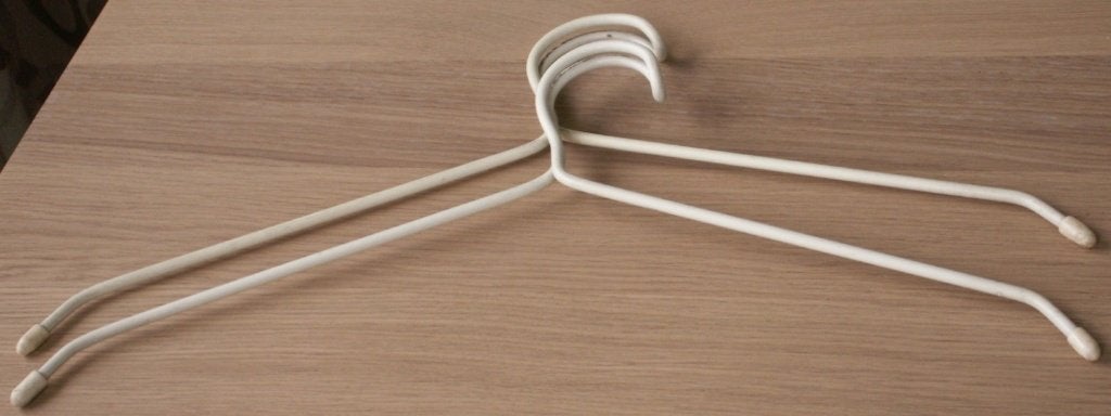 2 geplastificeerde kleerhangers TOMADO Retro kleding jaren50, Ophalen of Verzenden, Zo goed als nieuw, Hout