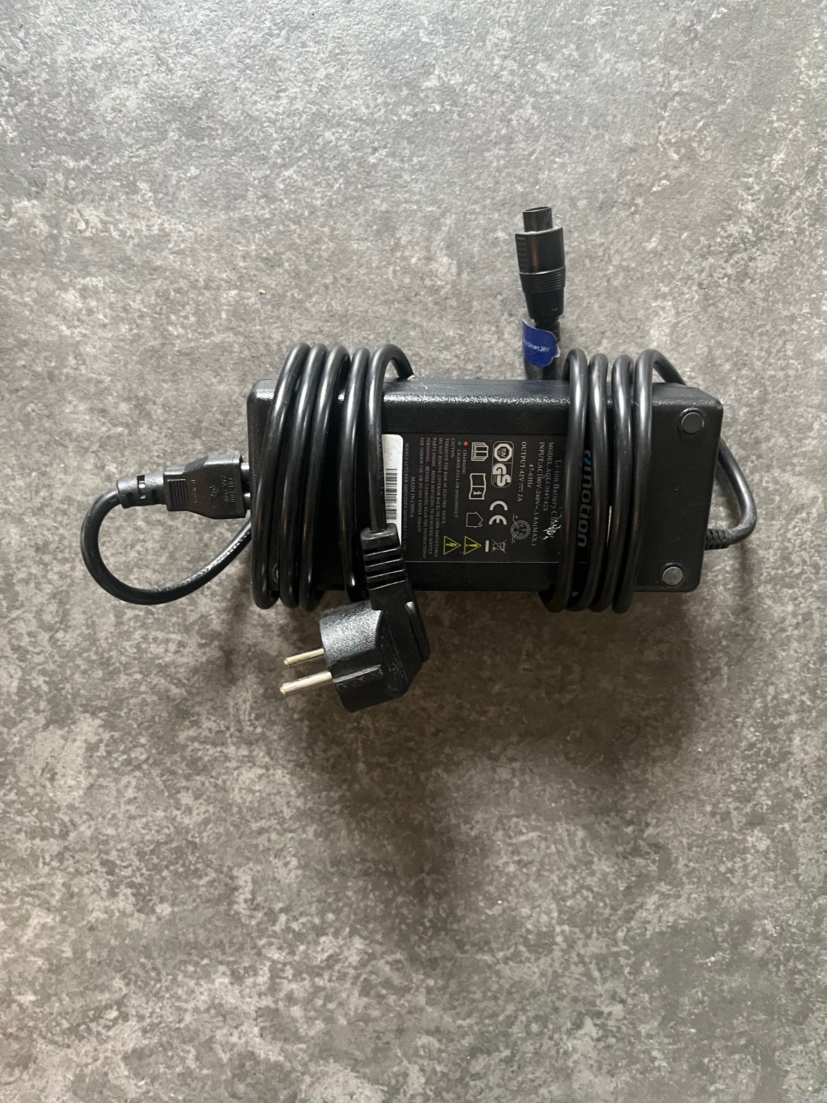 E-motion Li-ion Batterijlader 42V 2A, Fietsen en Brommers, Fietsaccessoires | Fietsaccu's, Ophalen of Verzenden, Gebruikt