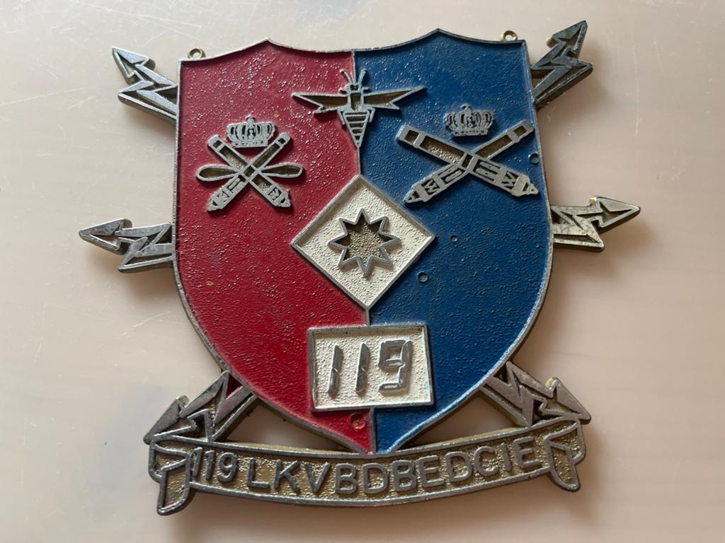 Metaal schildje  119 LKVBDBEDCIE, Verzamelen, Militaria | Algemeen, Verzenden, Landmacht, Nederland, Embleem of Badge