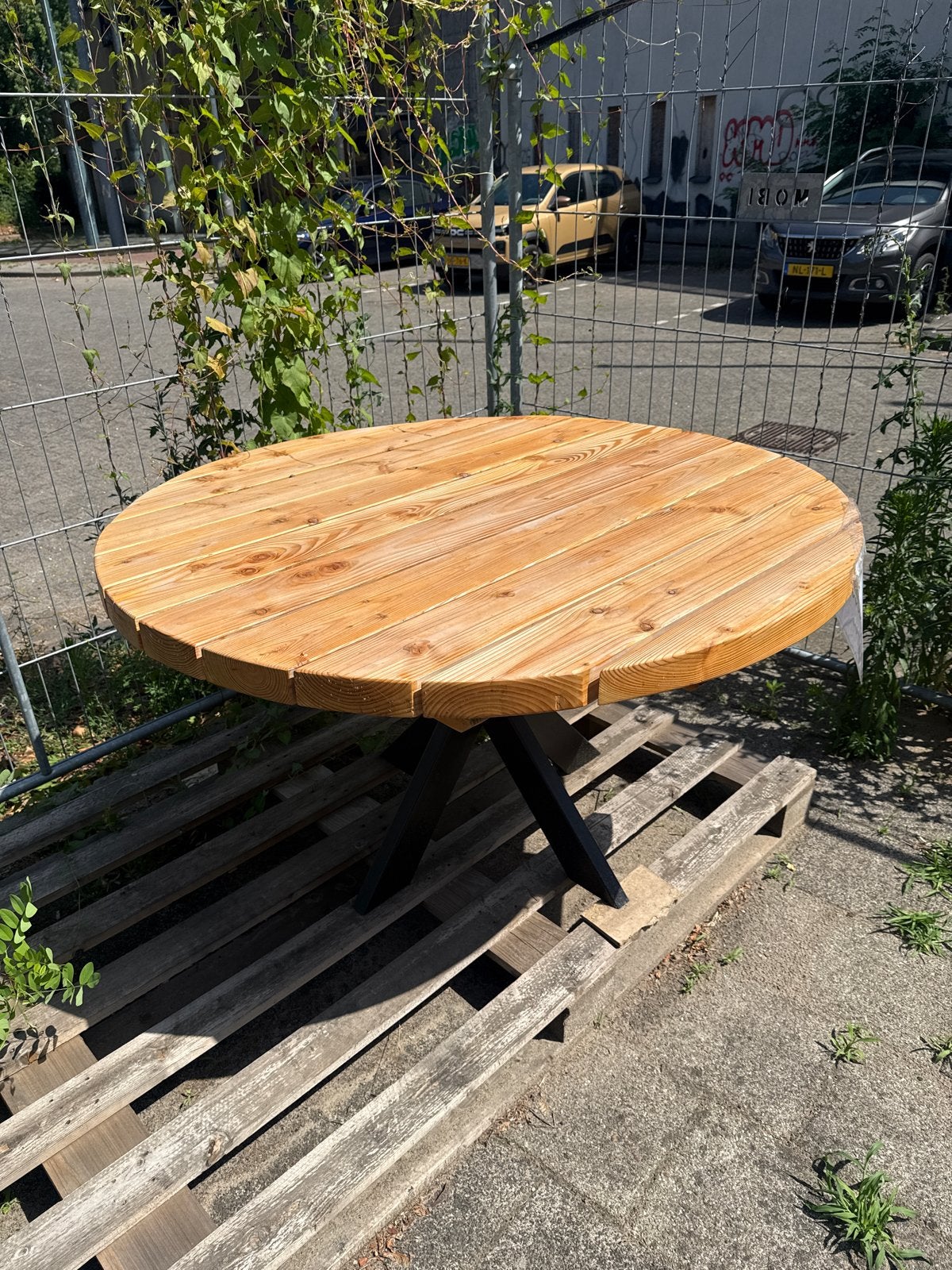 Ronde houten douglas tafel met metalen zwart onderstel, Tuin en Terras, Tuintafels, Ophalen, Nieuw, Rond, Hout