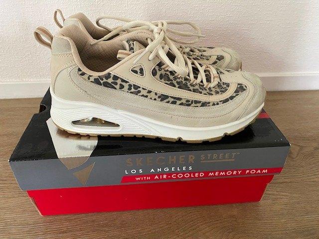 Schoenen - Skecher Street, Skechers, Beige, Ophalen of Verzenden, Sneakers of Gympen