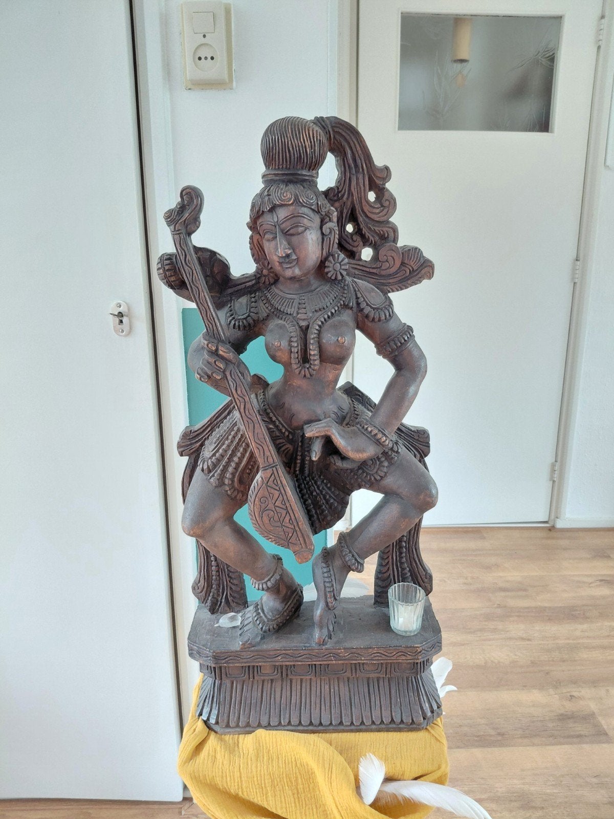 Groot houten beeld van godin Saraswati met muziekinstrument, Ophalen, 50 - 100 cm, Handgemaakt, Beeld
