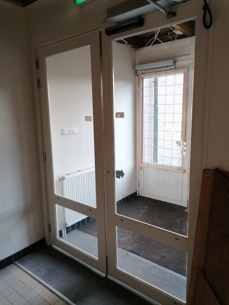 2 houten kozijnen 1 met 2 deuren en 1 met vast glas, Ophalen, Gebruikt, Deurkozijn, 150 tot 225 cm
