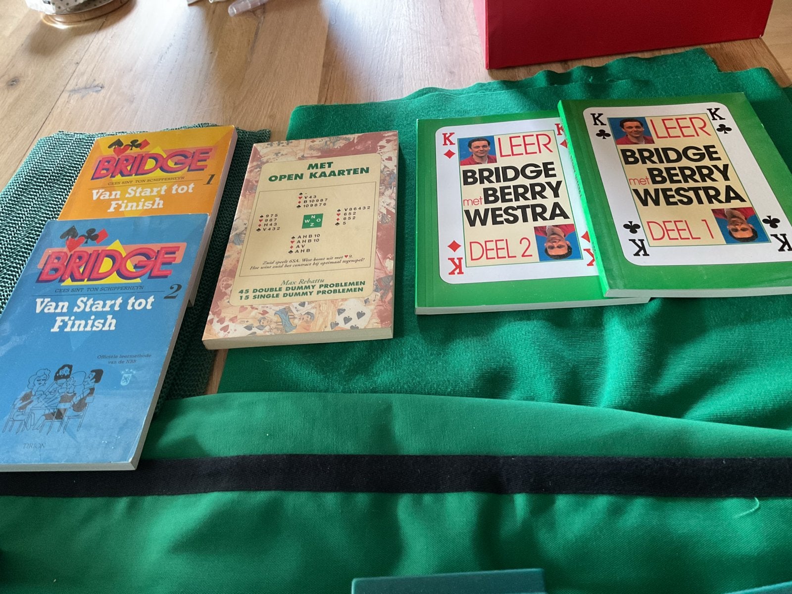Bridge set: Boekjes, bid boxen en bridgekleden, Hobby en Vrije tijd, Drie of vier spelers, Ophalen of Verzenden, Gebruikt