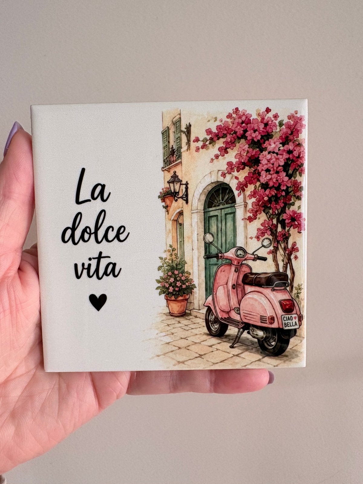 Tegeltje 'La dolce vita' met roze scooter, Huis en Inrichting, Verzenden, Nieuw, 11 cm, 11 cm