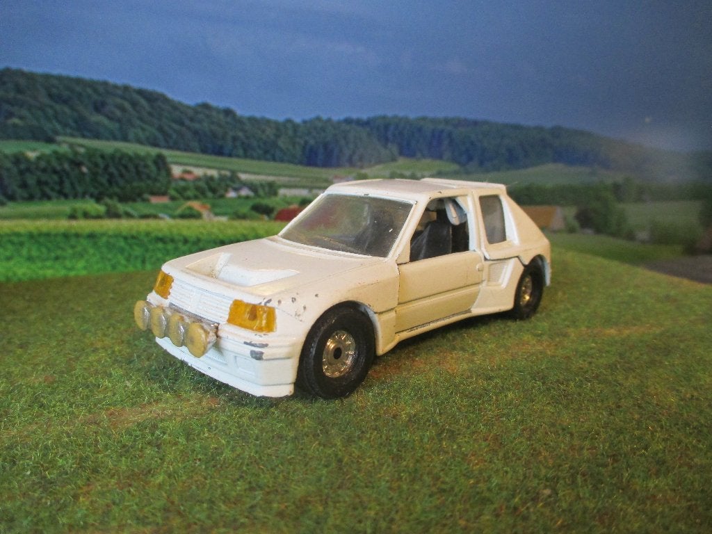 1:36 Peugeot 205 16V - Corgi 399 volledig wit, Ophalen of Verzenden, Gebruikt, Auto, Corgi