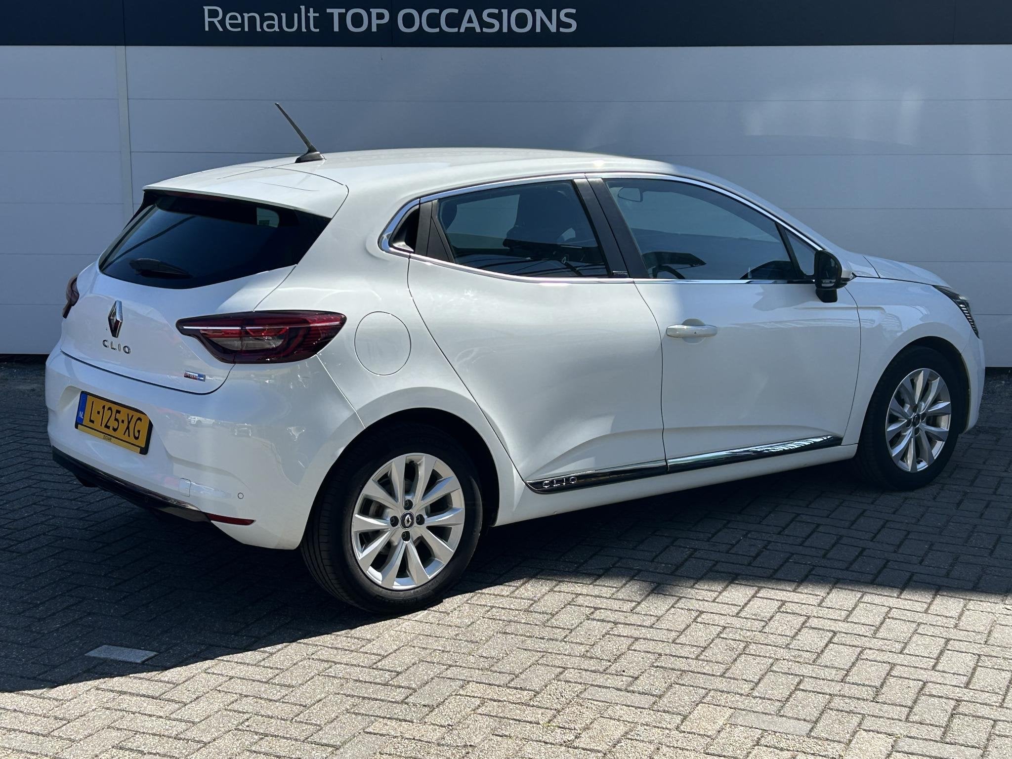 Renault Clio 1.6 E-Tech Hybrid 140 Intens | Navigatie Via Ap, Gebruikt, 4 cilinders, Met garantie (alle), Leder en Stof