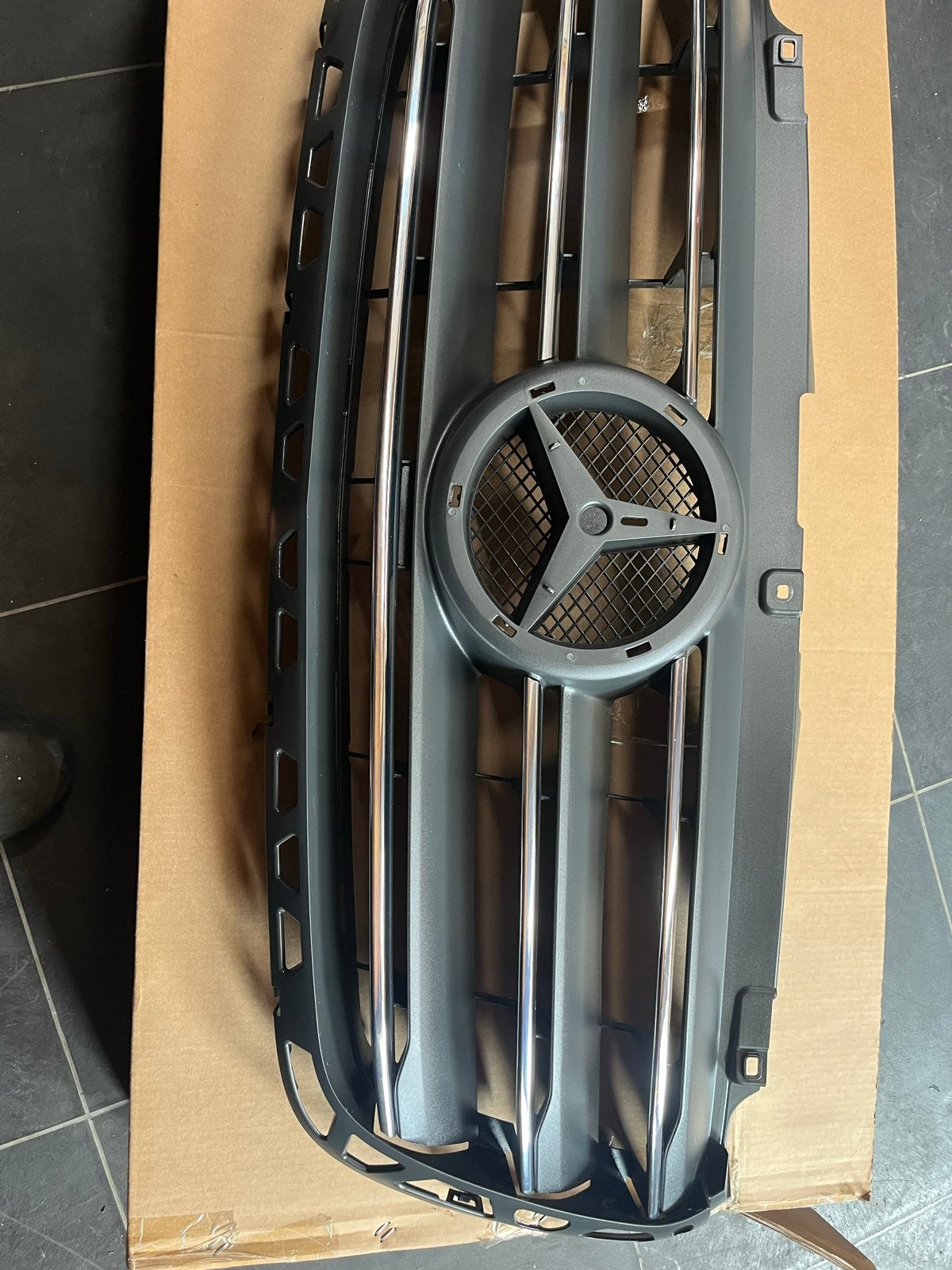 Grill met chroom voor Mercedes-Benz Sprinter vanaf 2019., Auto-onderdelen, Gebruikt, Voor, Mercedes-Benz, Ophalen of Verzenden