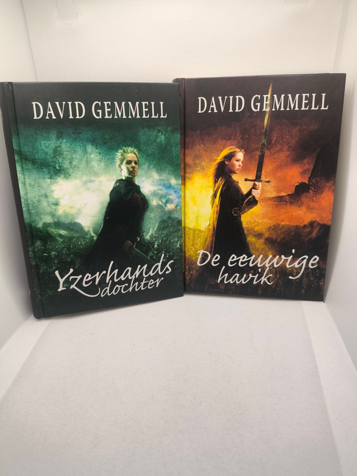 David gemmell yzerhands dochter en de eeuwige havik boeken, Ophalen of Verzenden, Zo goed als nieuw