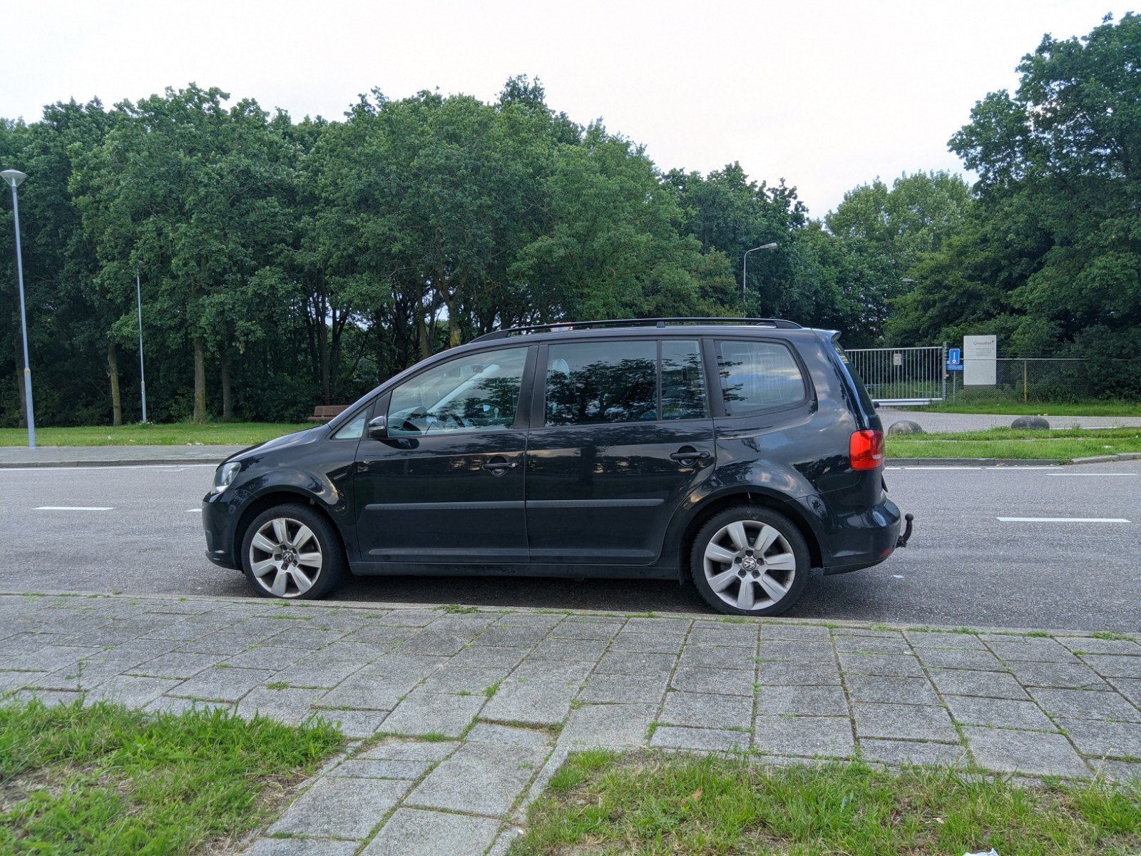 Nette VW Touran 1.2 TSI 7-persoon 2012, 17" velgen, Voorwielaandrijving, 4 cilinders, 7 stoelen, Zwart
