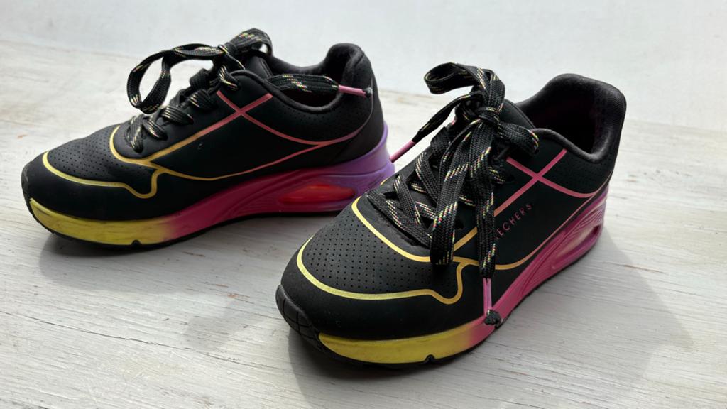 Sketchers kinder sneakers maat 29 - Zwart met kleuraccenten, Kinderen en Baby's, Kinderkleding | Schoenen en Sokken, Ophalen of Verzenden