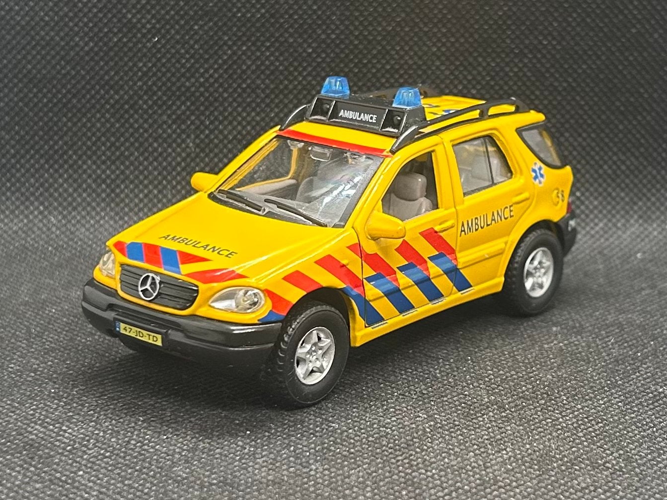 Hongwell Mercedes ML Ambulance 1:43, Hobby en Vrije tijd, Verzenden, Zo goed als nieuw, Auto, Overige merken