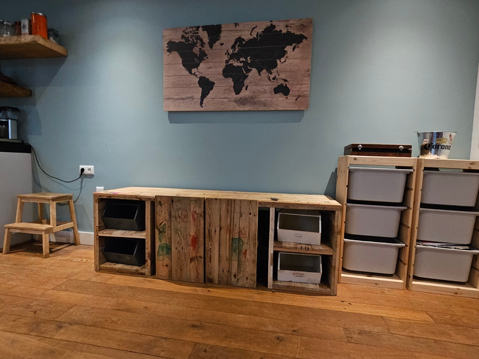Unieke handgemaakt steigerhouten kinderbureau met stoeltjes, Ophalen, Gebruikt