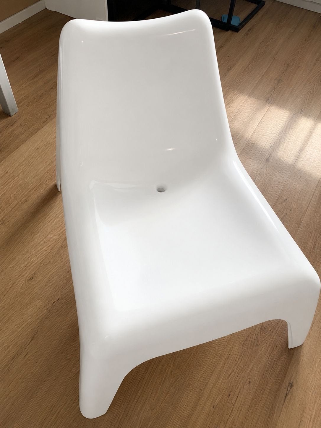 2 Witte kunststof buitenstoelen, Huis en Inrichting, Stoelen, Ophalen, Kunststof, Gebruikt, Wit