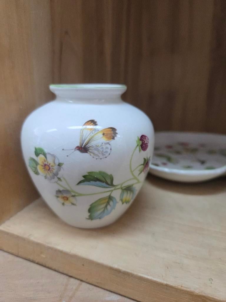 Vaasje, schaaltje en potje met vlinders en aardbeien, Huis en Inrichting, Keuken | Servies, Ophalen of Verzenden, Porselein, Overige stijlen