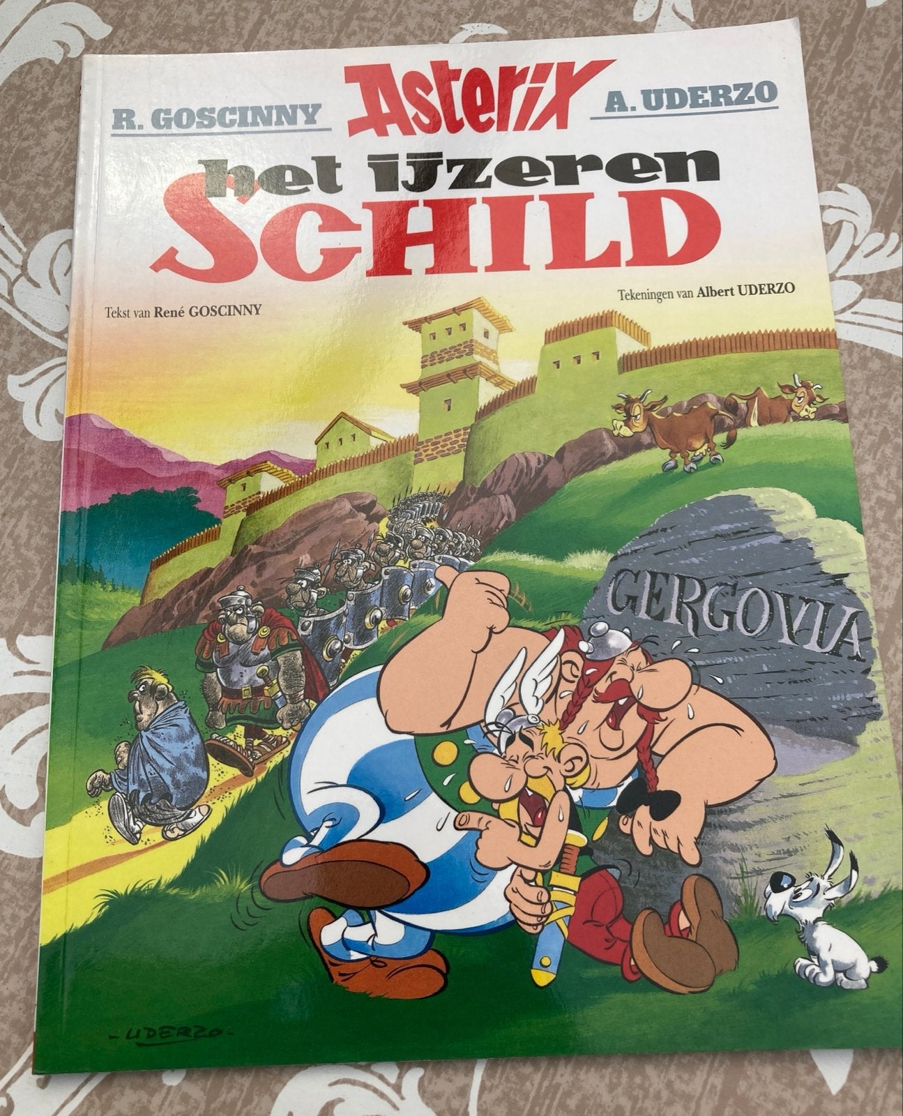 Asterix: Het IJzeren Schild - Stripboek, Boeken, Stripboeken, Eén stripboek, Ophalen of Verzenden, Zo goed als nieuw