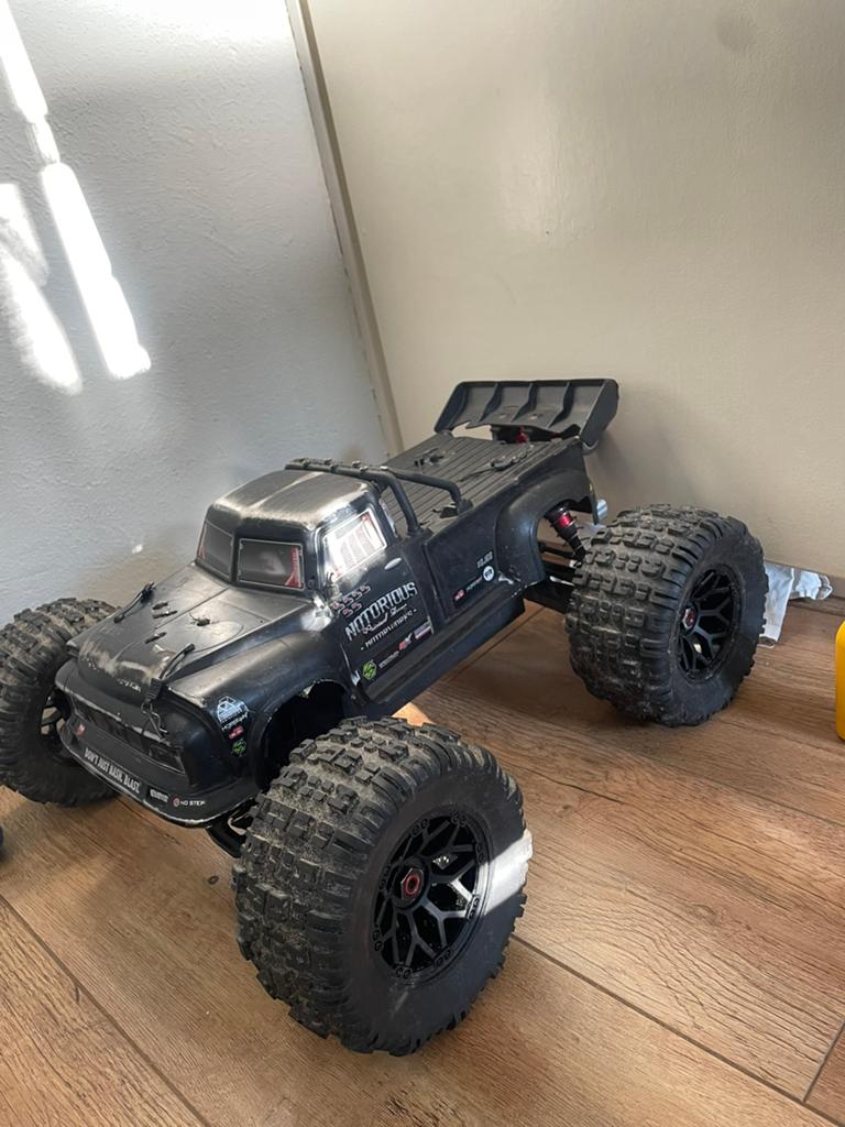 Arrma Notorious V5 - Max8 ESC, Hobbywing Motor, Upgrades, Gebruikt, Auto offroad, RTR (Ready to Run), Schaal 1:8