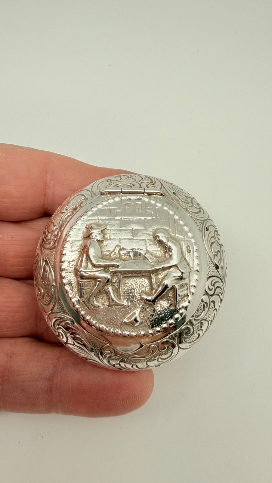 Zwaar zilveren Hollands rond pillendoosje. Diameter: 5,2 cm., Verzenden, Zilver