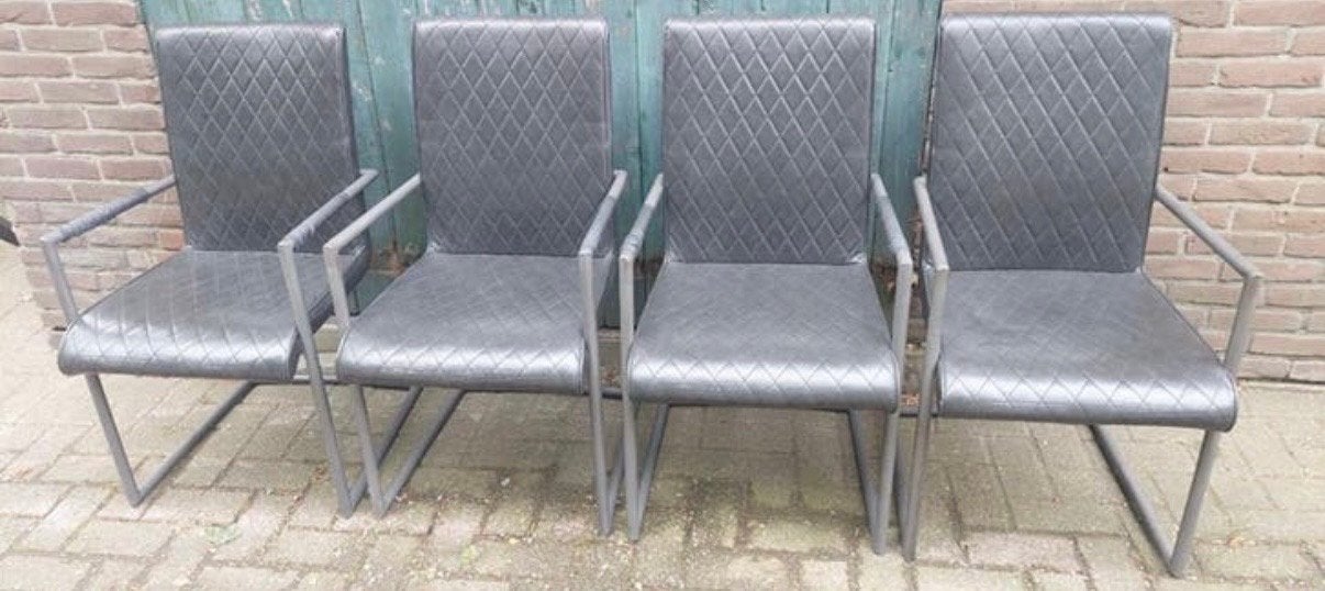 Gratis 12 gebruikte stoelen, of oud ijzer, Huis en Inrichting, Stoelen, Gebruikt, Zwart, Ophalen of Verzenden, Metaal