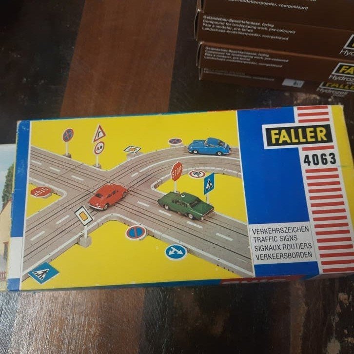 Faller 4063 Verkeersborden Modelbouwset, Ophalen of Verzenden, Zo goed als nieuw