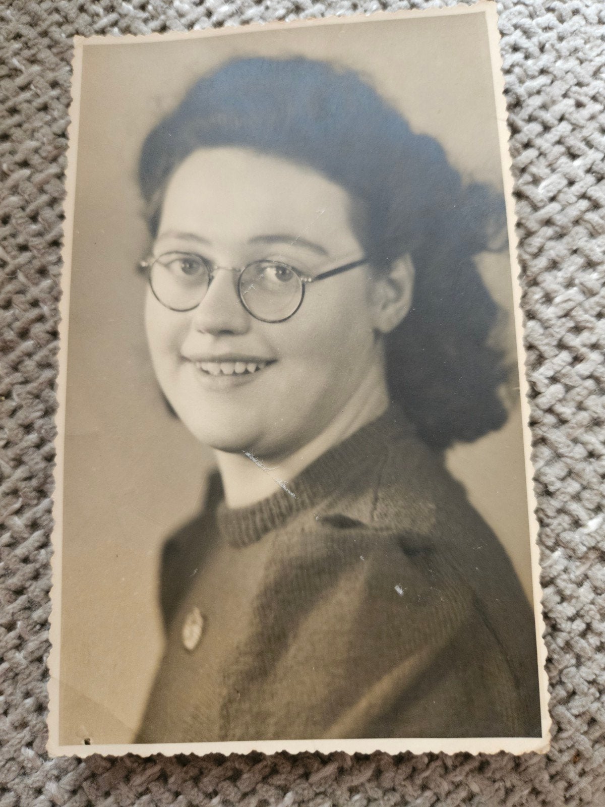 Tilburg  foto van lachende vrouw met bril, Verzamelen, Foto's en Prenten, Ophalen of Verzenden