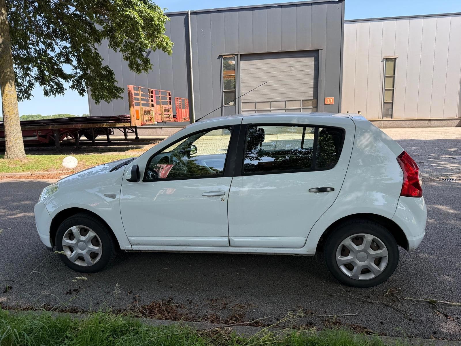 Dacia Sandero 1.2 Lauréate airco (IJS KOUD) E.LEKTR.RAMEN A, Voorwielaandrijving, Dealer onderhouden, Gebruikt, 31 €/maand