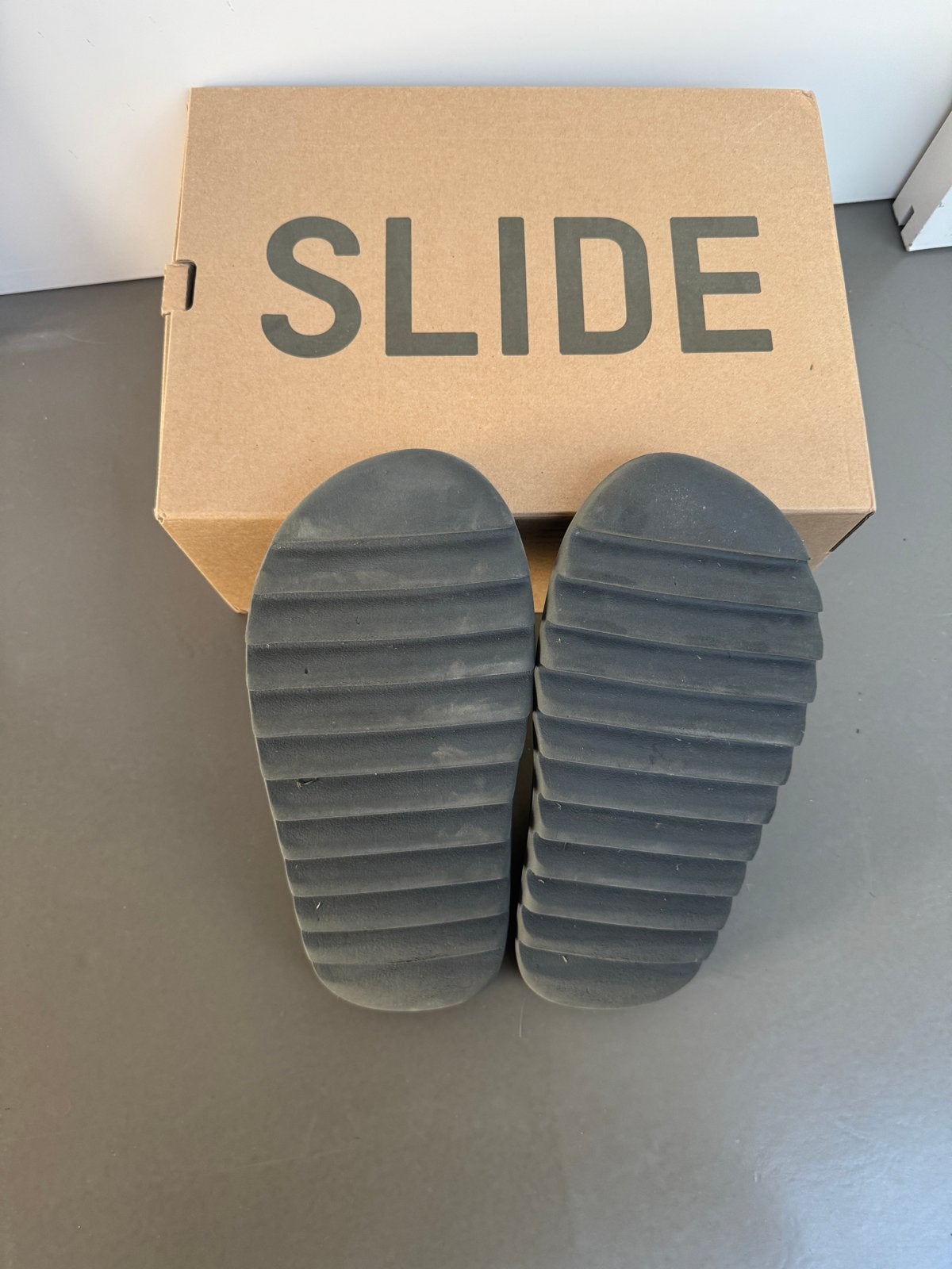 Adidas Yeezy Slide 'Slate Grey' - Maat 46, Kleding | Dames, Schoenen, Ophalen of Verzenden, Zo goed als nieuw, Grijs, Slippers