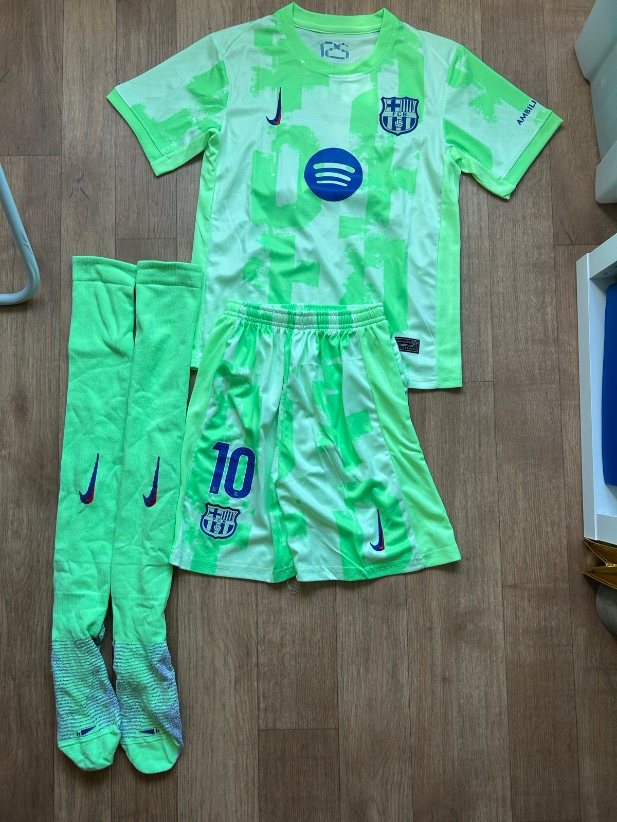 FC Barcelona 3e tenue 2024-2025 kindermaat XL, Set, Maat XL, Nieuw, Ophalen of Verzenden