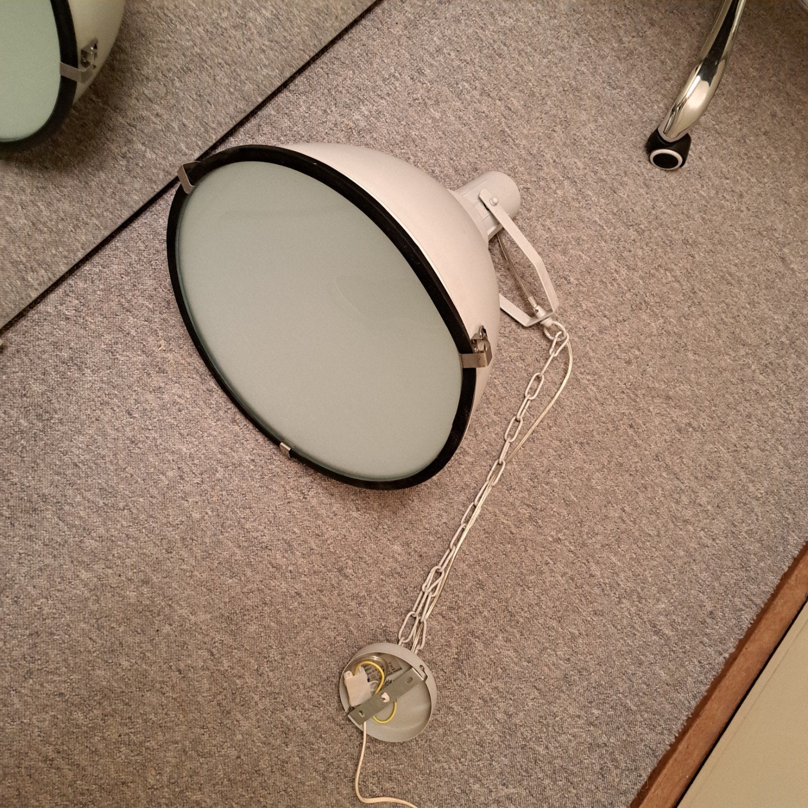 Witte industriële hanglamp met glazen diffuser, Huis en Inrichting, Lampen | Hanglampen, Ophalen, Gebruikt, E27 (groot), Glas