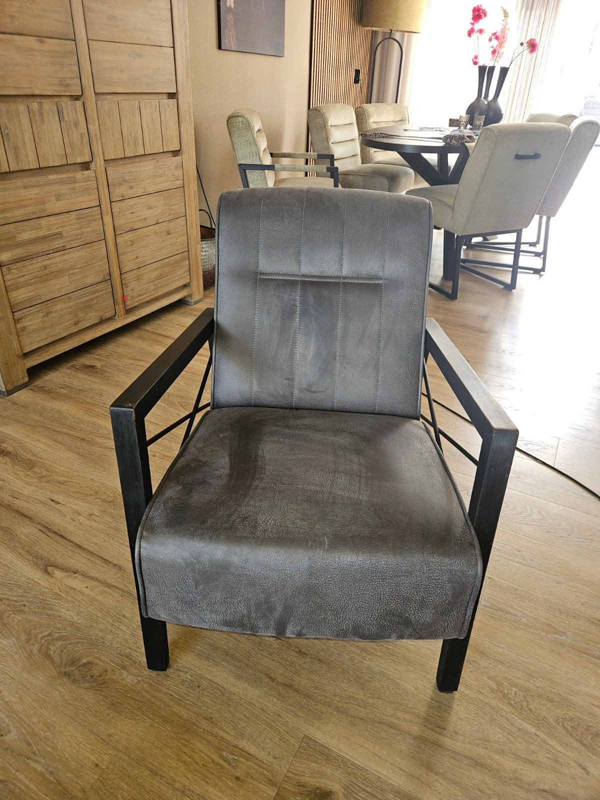 Moderne fauteuil grijs/zwart met zwart houten frame, Ophalen, Zo goed als nieuw, Stof, Modern industrieel