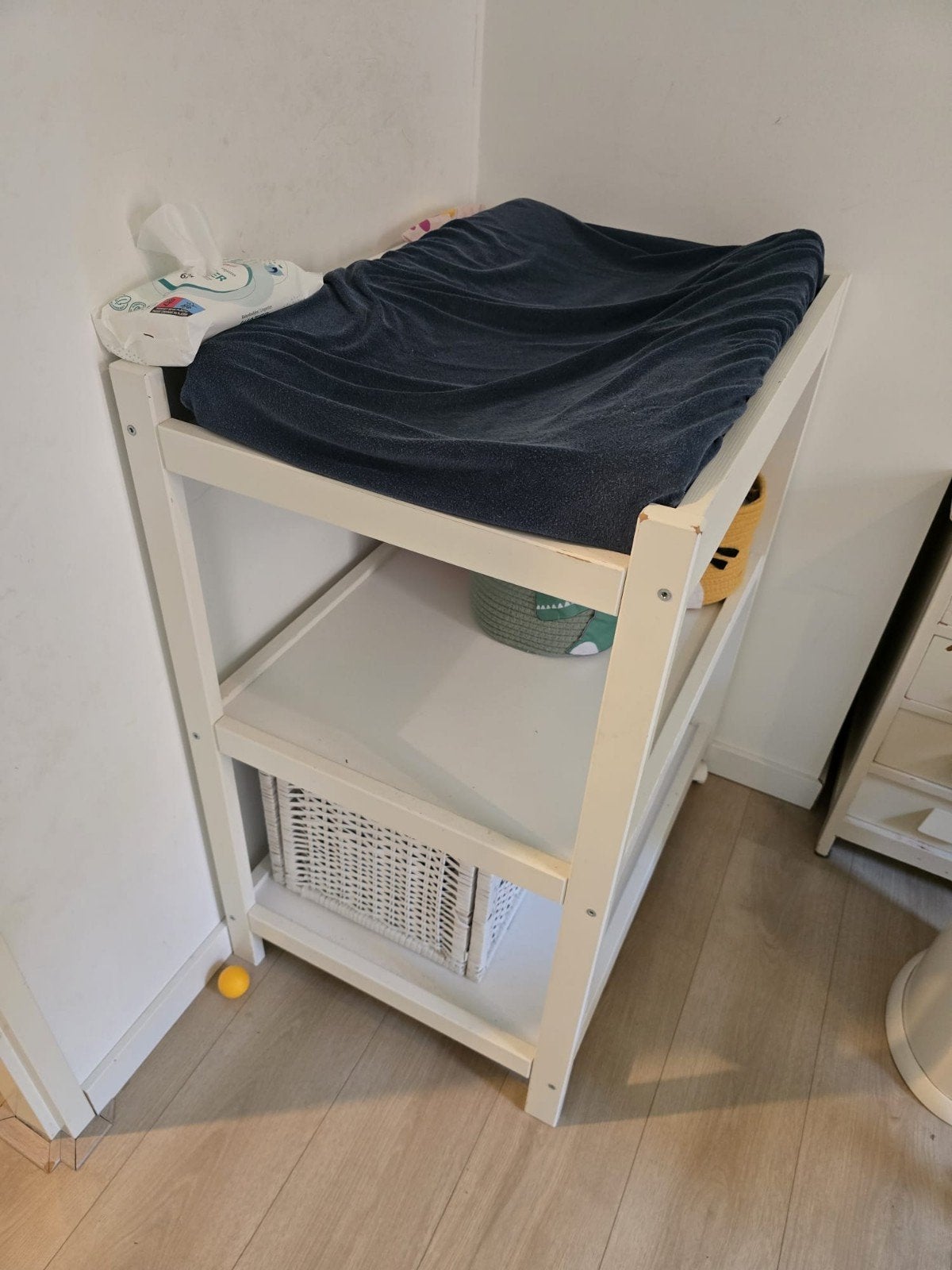Foto 2 van Praktische Commode met Opbergruimte