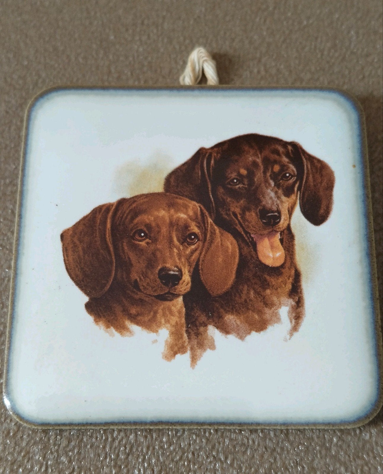Vintage mini wandtegel teckels-Honden wand tegeltje, Antiek en Kunst, Verzenden