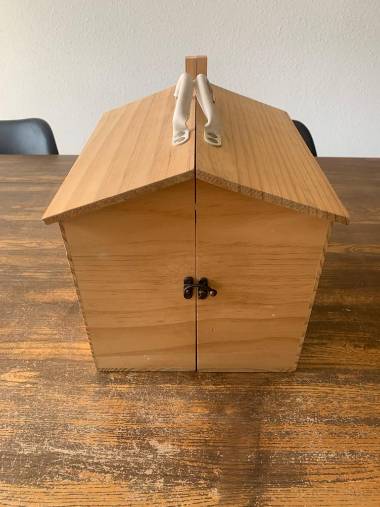 Houten poppenhuis met meubels en poppetjes, Ophalen, Zo goed als nieuw, Overige typen