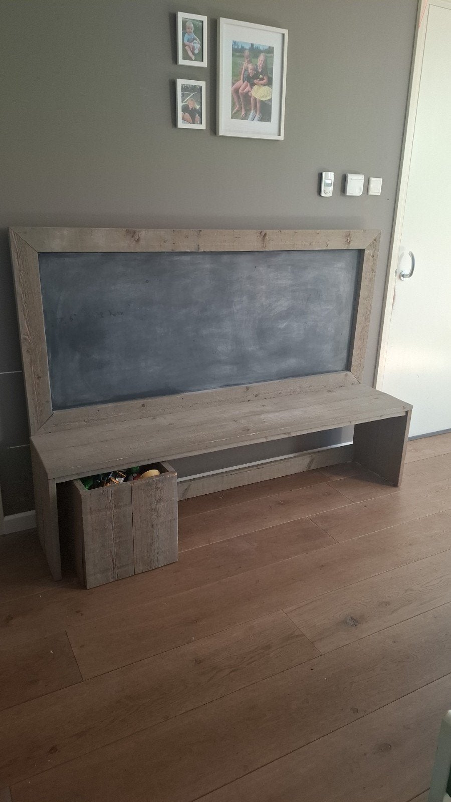Houten speeltafel met krijtbord - Rustiek en functioneel, Kinderen en Baby's, Ophalen, Zo goed als nieuw