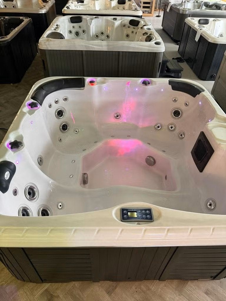 Spa/jacuzzi 200x200 Balboa Plug & Play 220V, Ophalen, Zo goed als nieuw, Trap, Vast