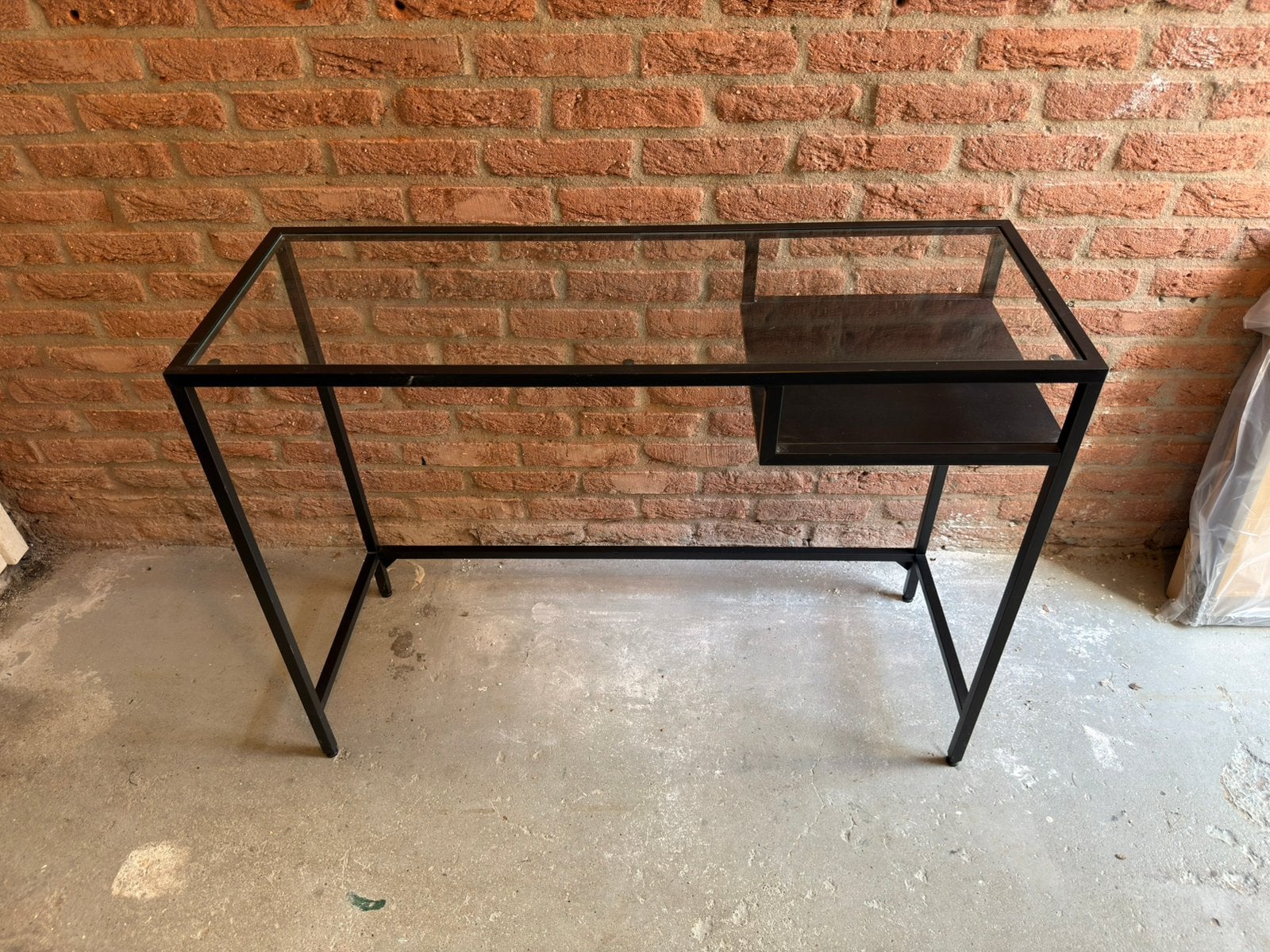 Kastje met glas / sidetable van Ikea Vittsjo, Huis en Inrichting, Tafels | Sidetables, Ophalen, 100 tot 150 cm, Glas, Zo goed als nieuw