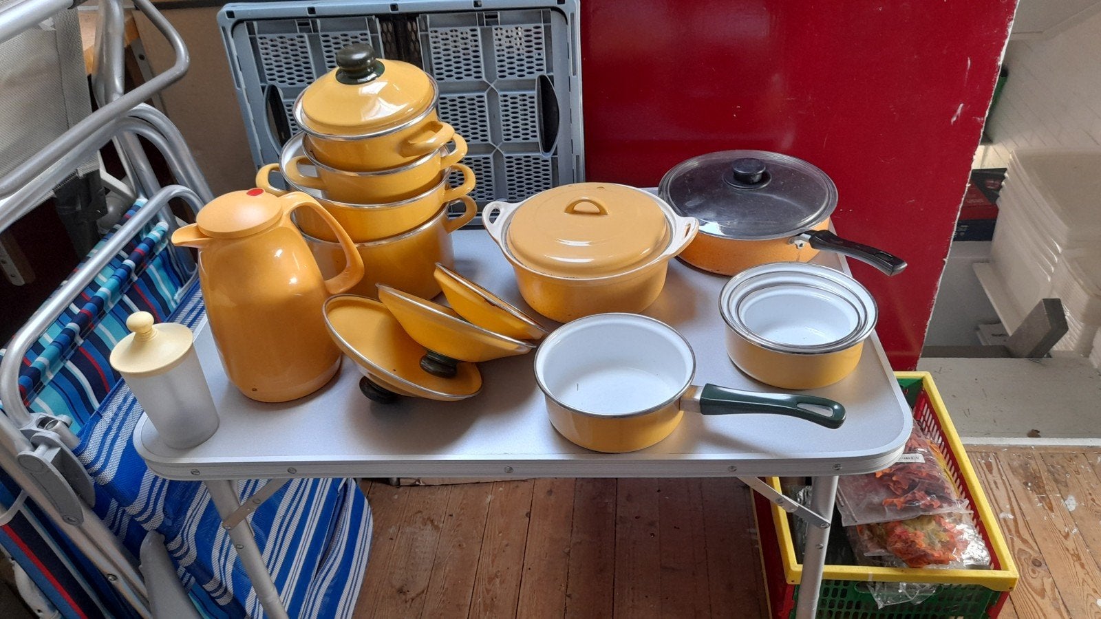 Gele pannenset met thermoskan en diverse pannen en braadpan, Ophalen, Gebruikt, Pannenset, Met deksel