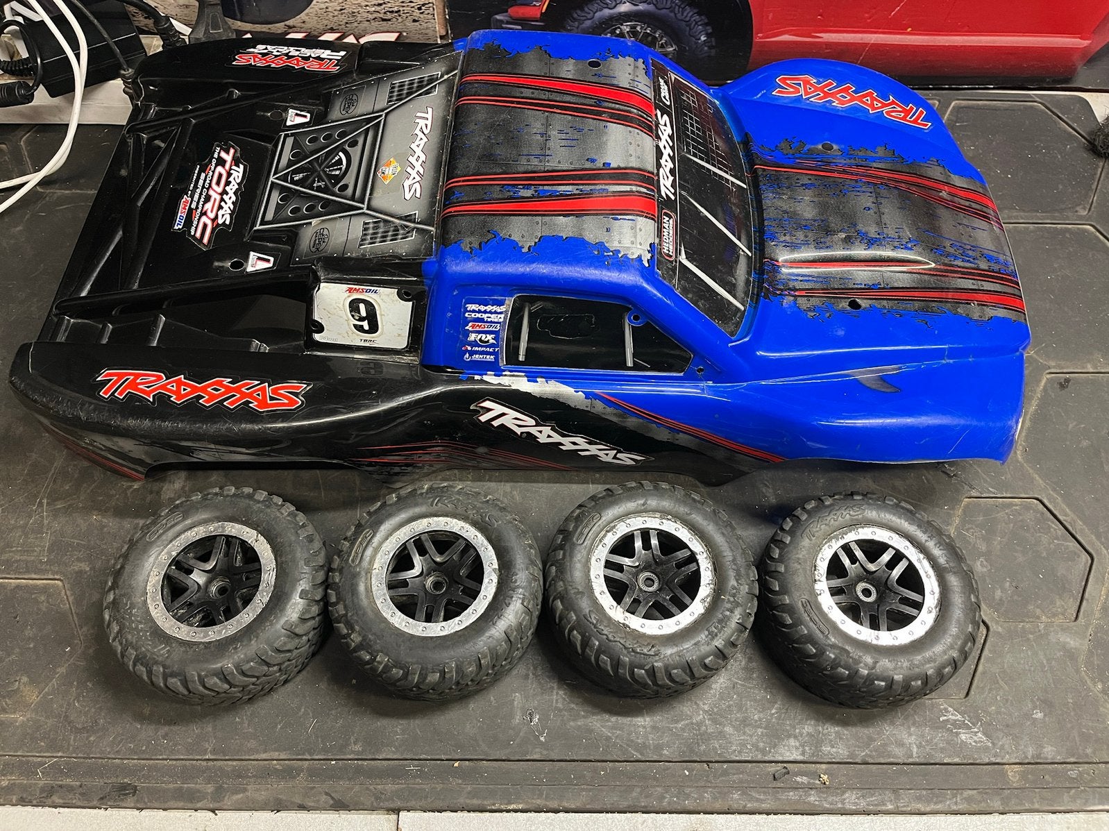 Traxxas Slash 1/10 blauwe body en wielen, Ophalen of Verzenden, Gebruikt, Elektro, Onderdeel