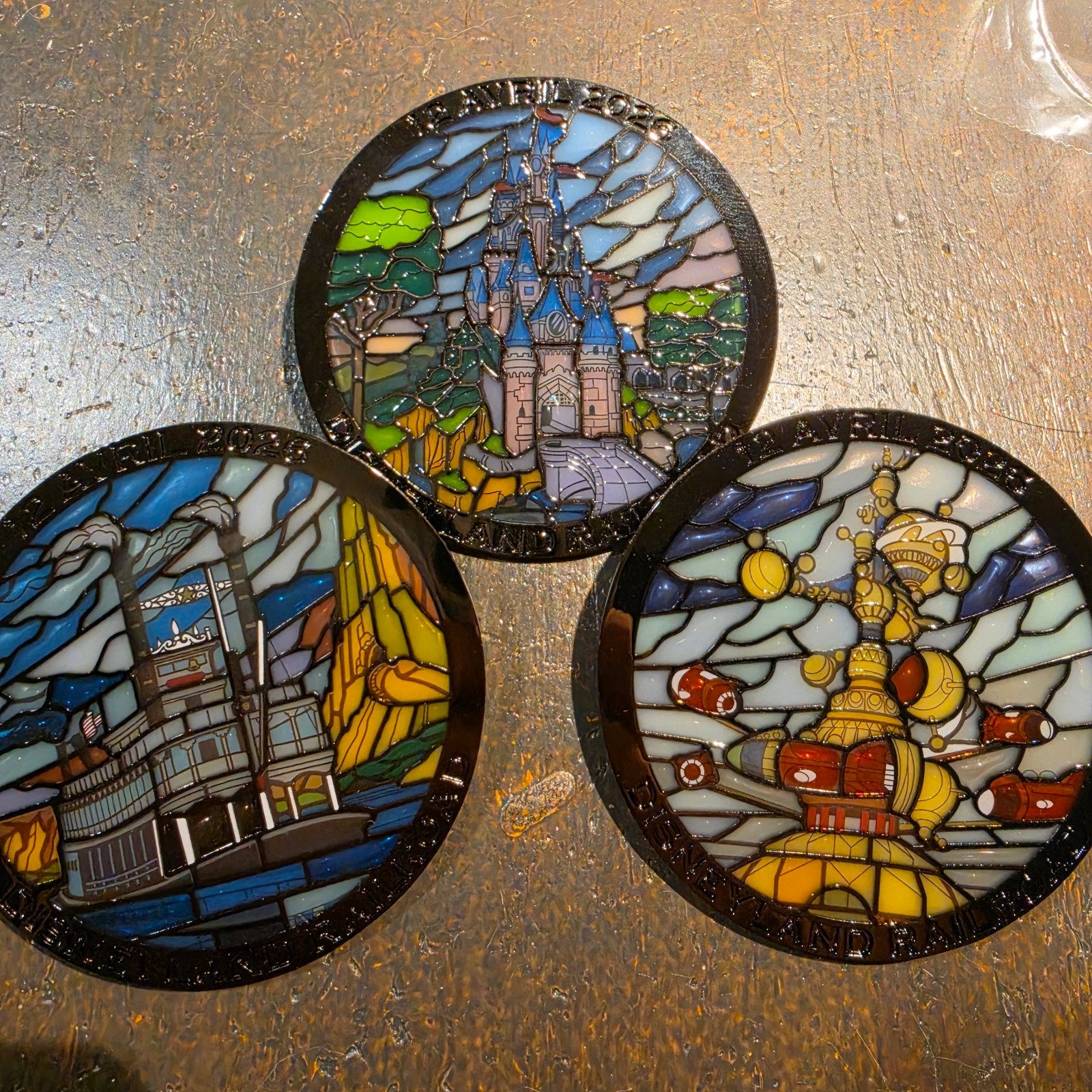 Disney verjaardag glas in lood pins, Ophalen of Verzenden, Overige figuren, Nieuw