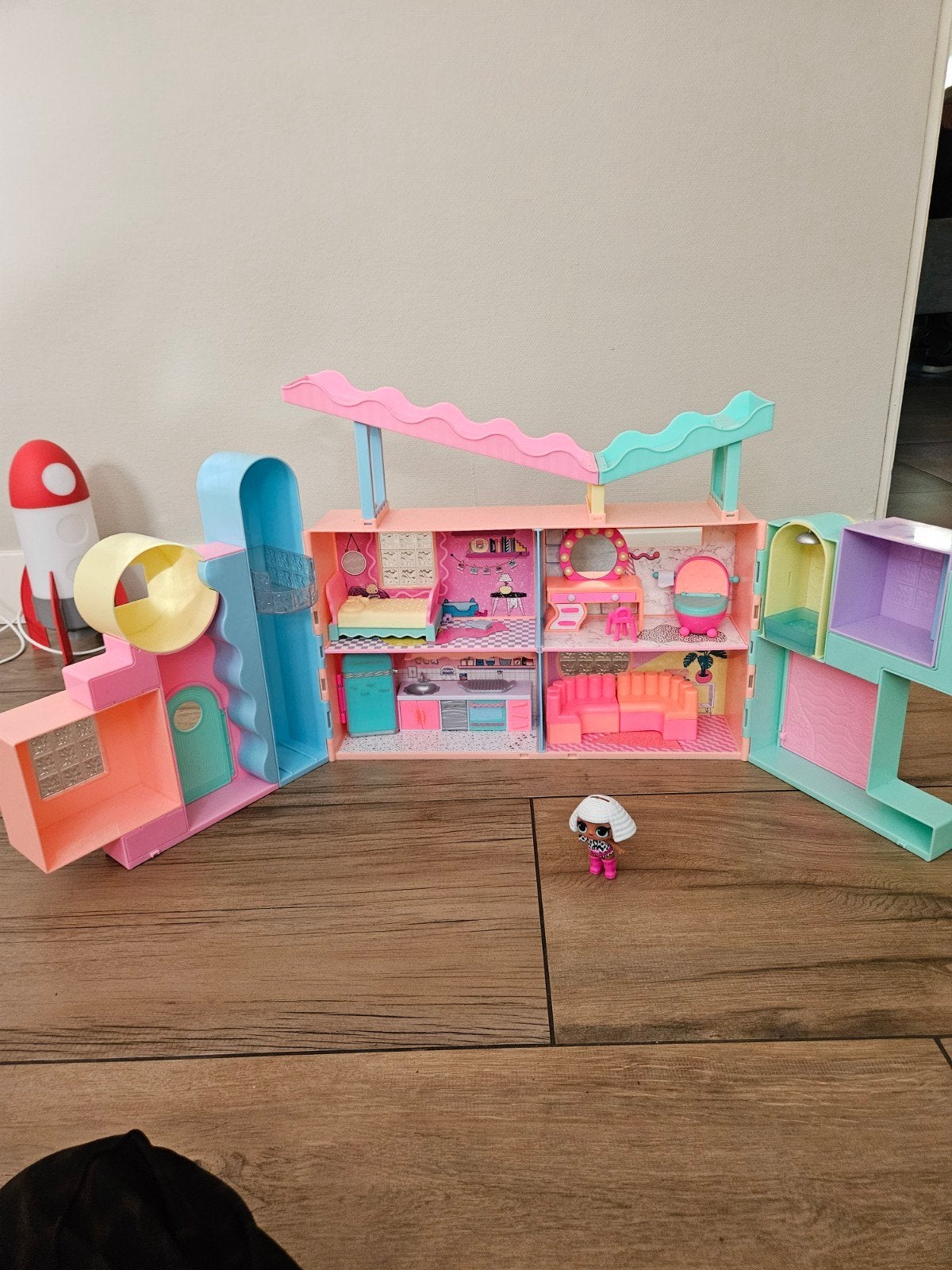 L.O.L. Surprise! House - Met minipop - Poppenhuis
L.O.L. Sur, Ophalen, Zo goed als nieuw, Poppenhuis