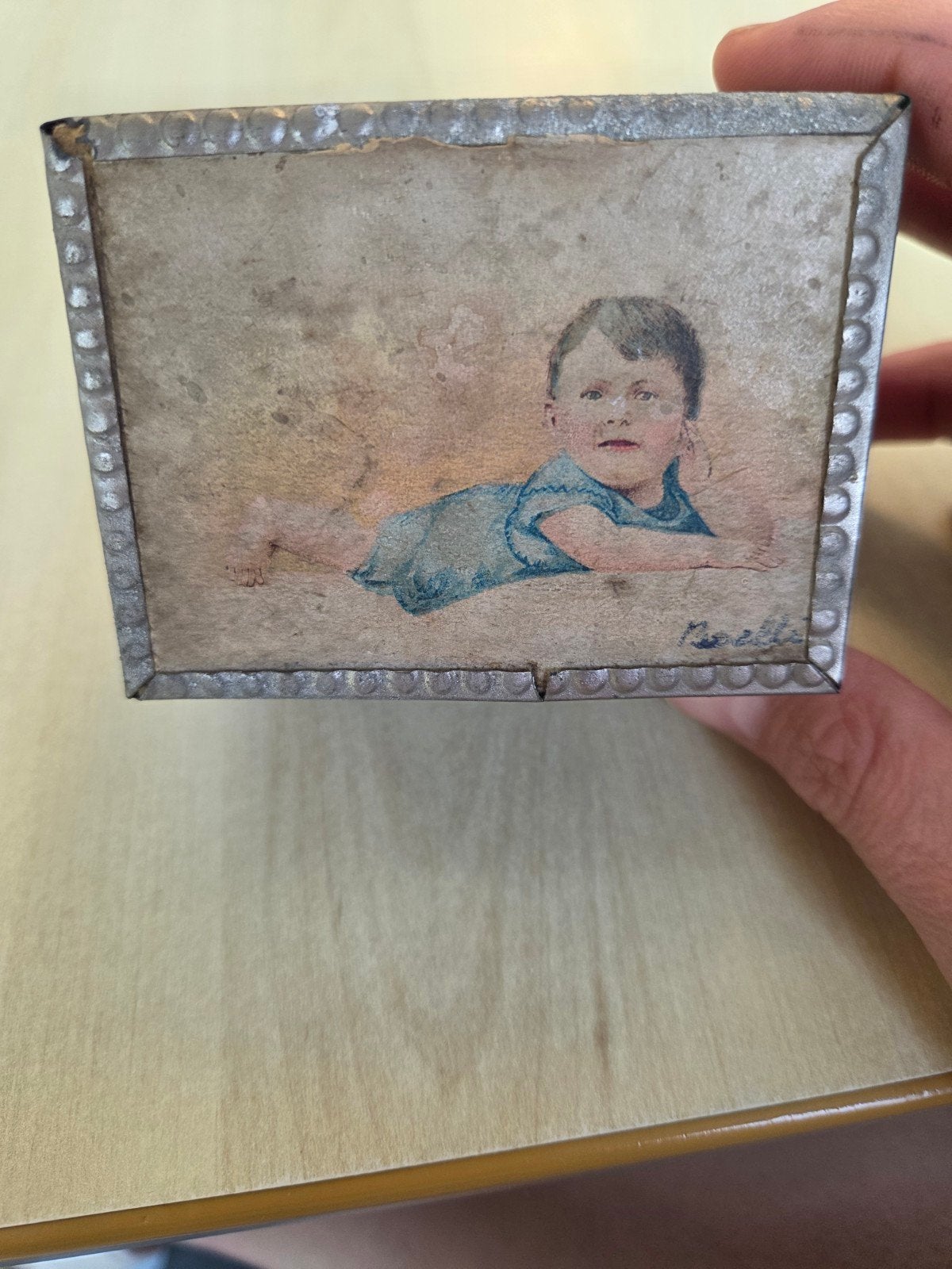 Antieke spaarpot met baby afbeelding, Ophalen of Verzenden, Gebruikt, Metaal of Blik, Overige thema's