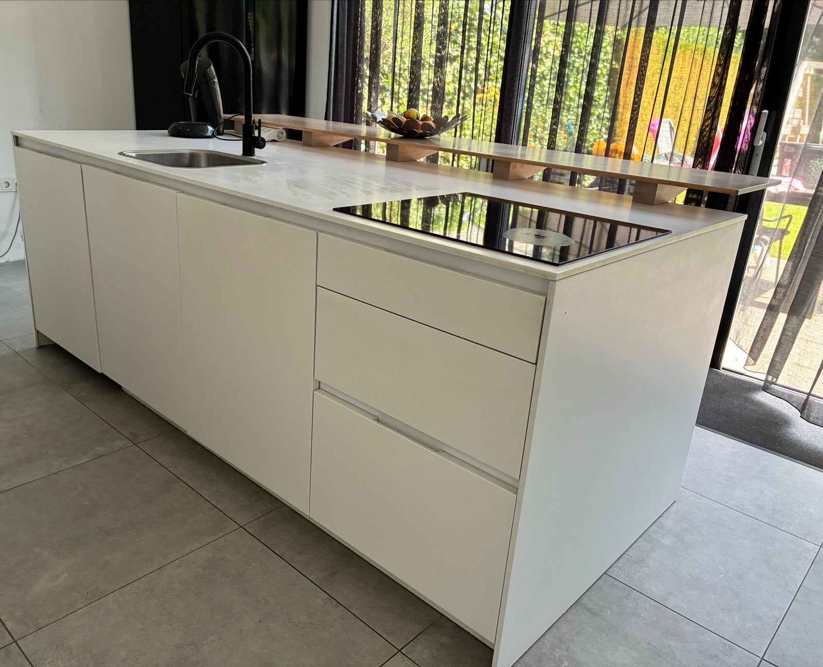 Moderne witte keuken met kookeiland en apparatuur, Ophalen, Gebruikt, Wit, Overige typen