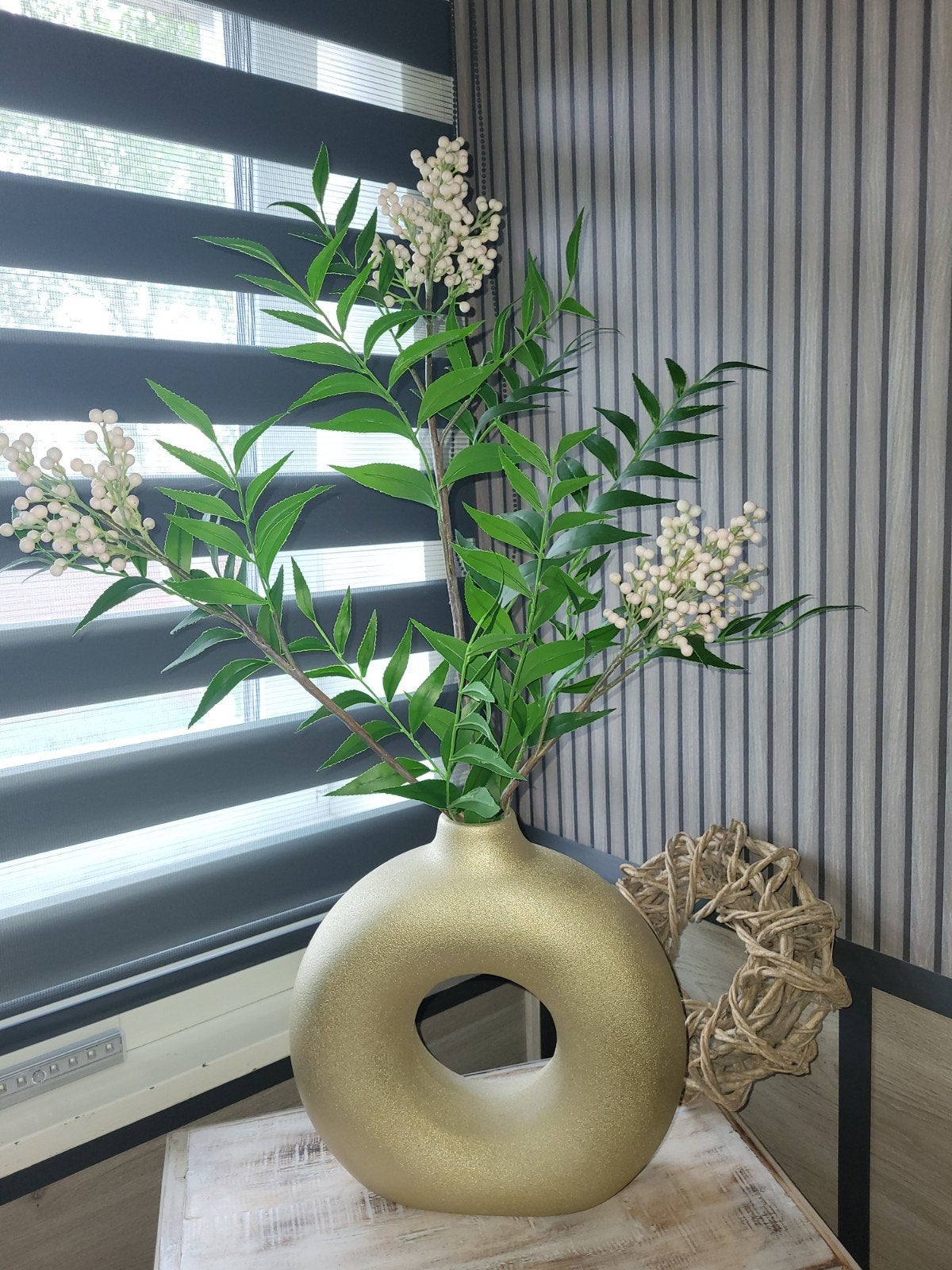 vaas en tak, Huis en Inrichting, Woonaccessoires | Kunstplanten en Kunstbloemen, Ophalen, Steen/keramiek, Zo goed als nieuw, 85 cm