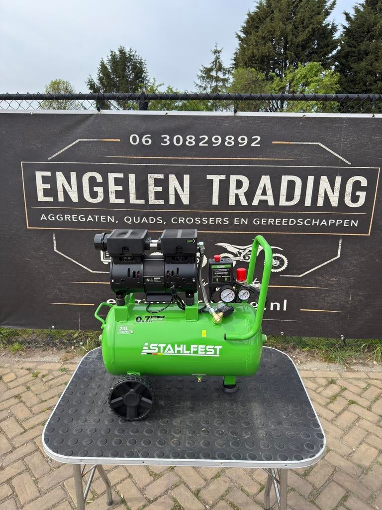 Compressor 24l stil silent 230v 8 bar nieuw, Ophalen, Zo goed als nieuw