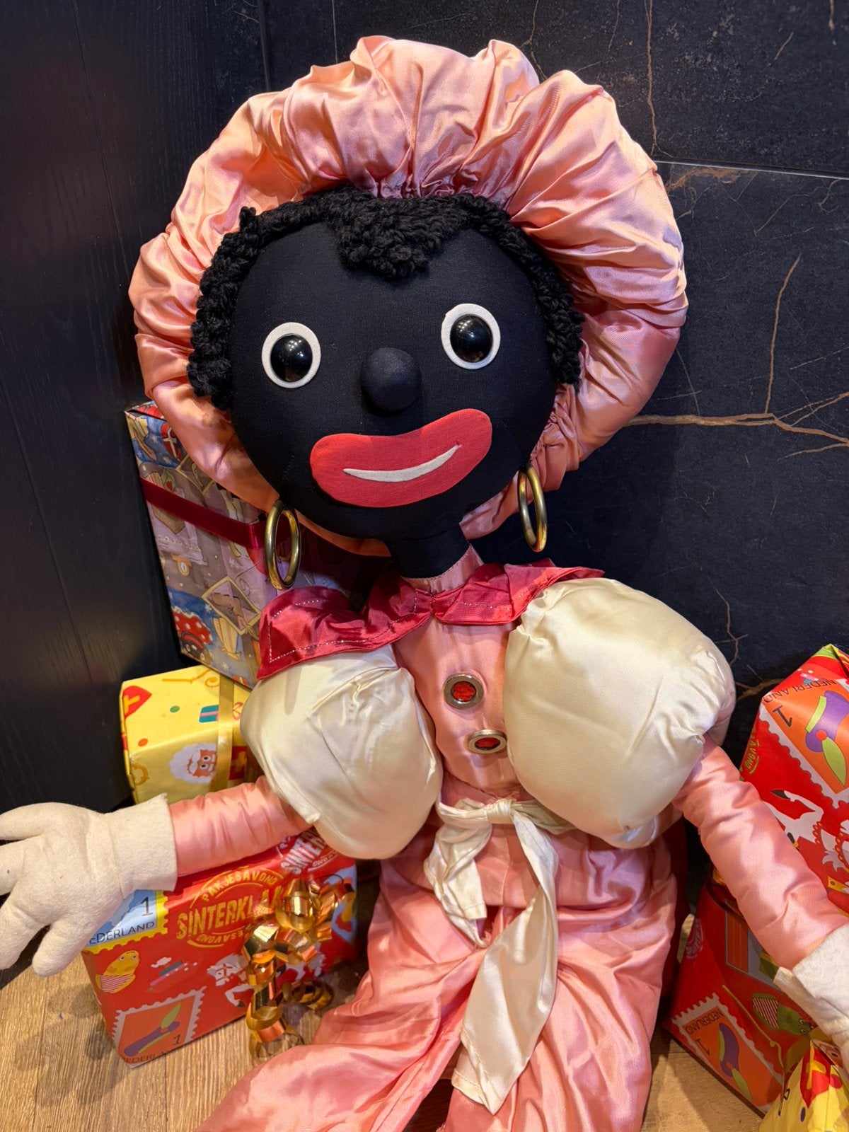 Grote zwarte piet etalage sinterklaas roze vintage decoratie, Ophalen of Verzenden, Zo goed als nieuw