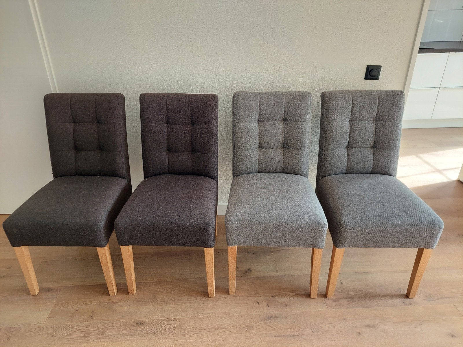 Set van 4 gestoffeerde eetkamerstoelen Woood - Grijs en Antr, Ophalen, Hout, Gebruikt, Modern, Scandinavisch