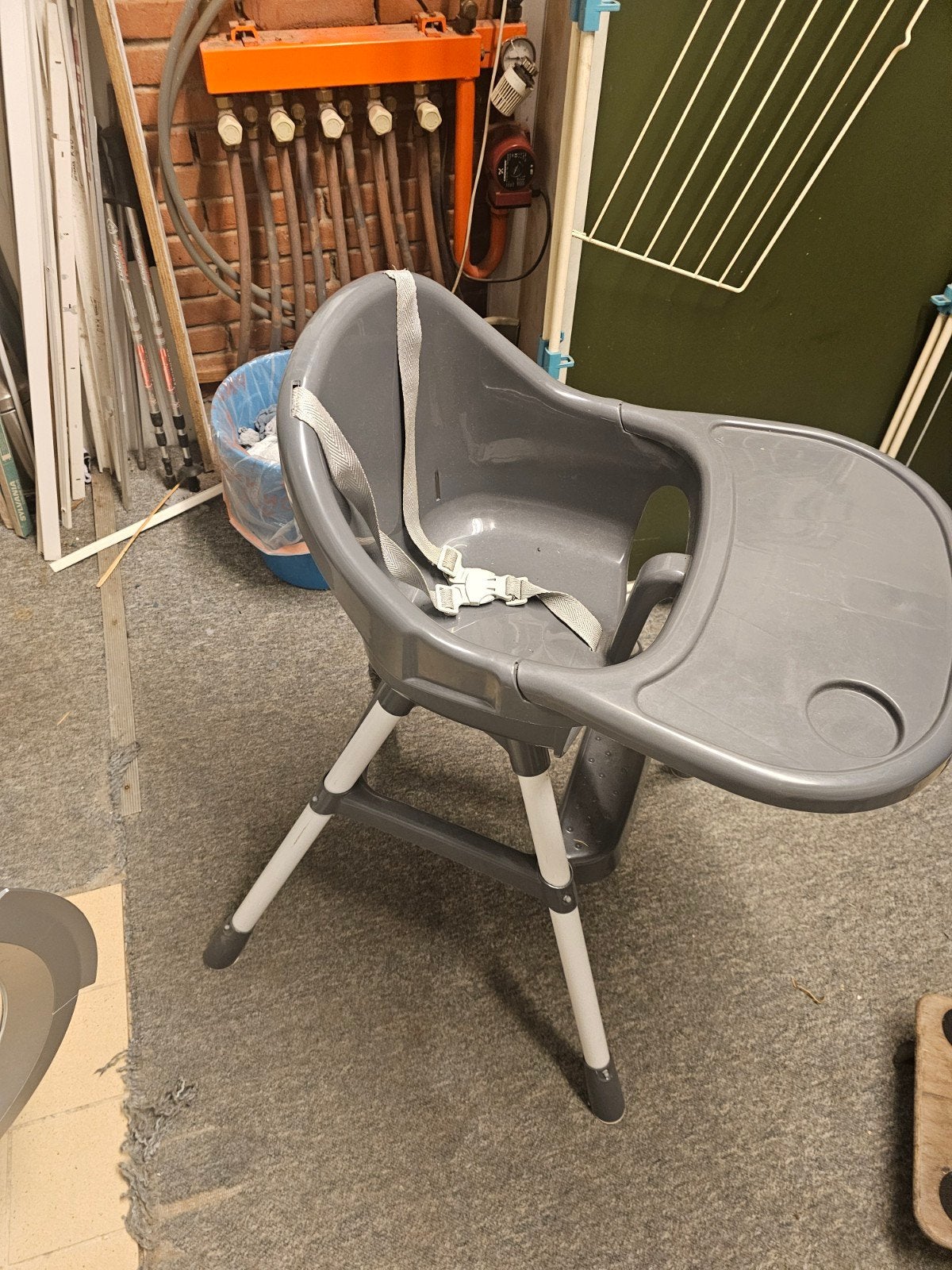 Grijze kinderstoel met eetblad en gordel, Kinderen en Baby's, Kinderstoelen, Ophalen of Verzenden, Gebruikt, Overige typen, Gordel(s)