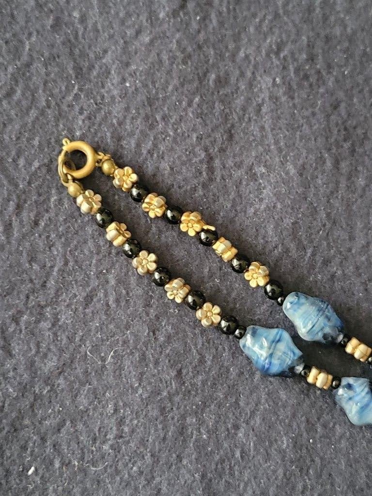 Kralenketting van glaskralen in blauw/goud en zwart 70 cm, Ophalen of Verzenden, Zo goed als nieuw, Blauw, Overige materialen