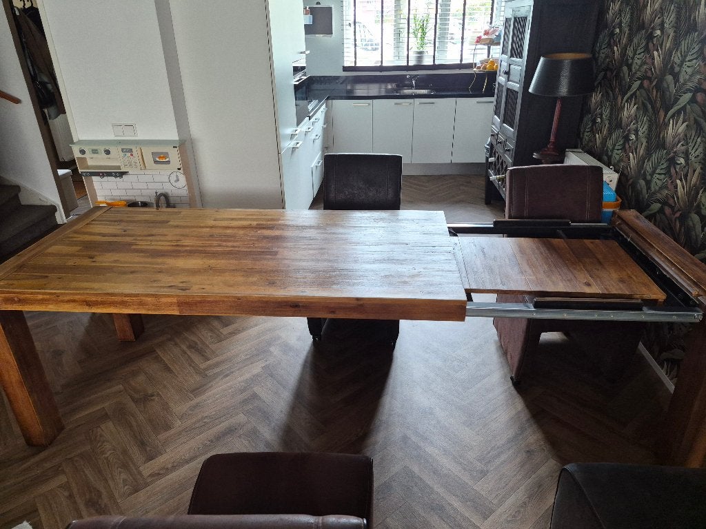 Foto 2 van Robuuste uitschuifbare eettafel 182–240 cm + 4 stoelen