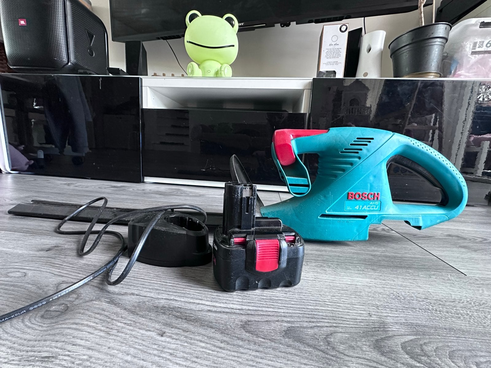 Bosch AHS 41 Accu heggenschaar met lader en accu, Tuin en Terras, Ophalen, Gebruikt, Accu